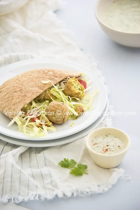 Sándwiches griegos rellenos de falafel de edamame