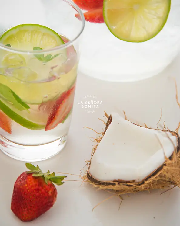 Refrescante de Coco con Limón, Fresas y Menta/ Sagrario Matos