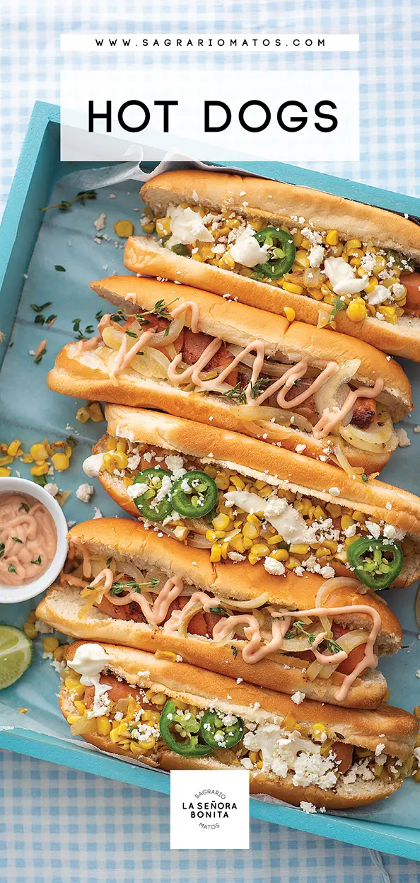 Hot Dogs con Tope de Maiz, Jalapeño y Queso Fresco y Hot Dogs con Tocineta y Cebollas Caramelizadas/ Sagrario Matos Recetas